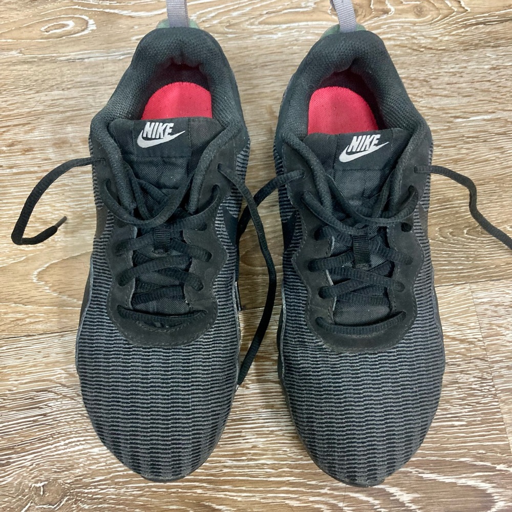 Nike black/ gray tennis shoes